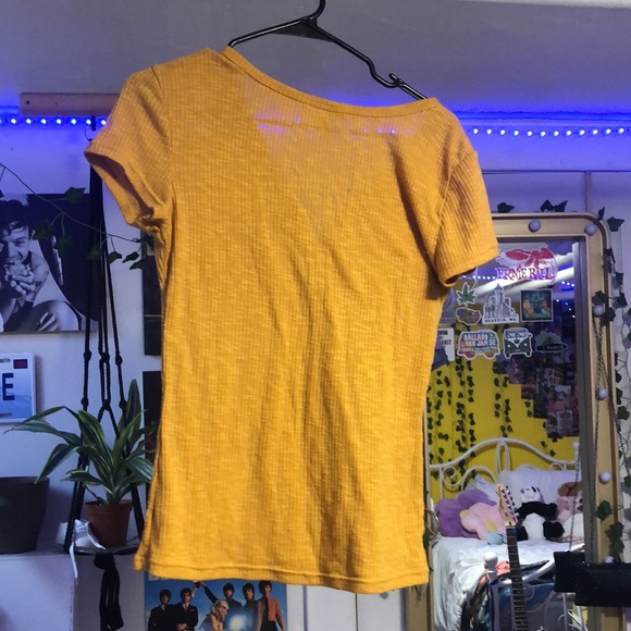 No boundaries size large yellow tee shirt - Picture 2 of 3